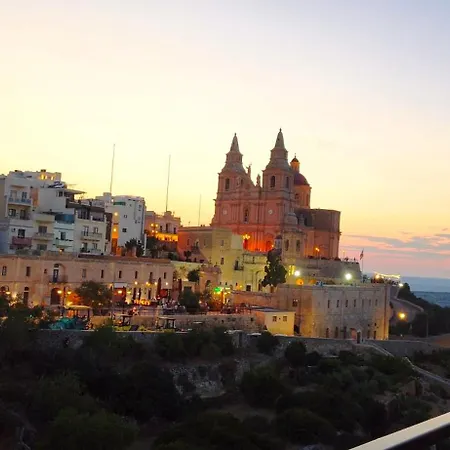 Apartmán Modern With Stunning Church Views, Distant Seaviews & Terrace *